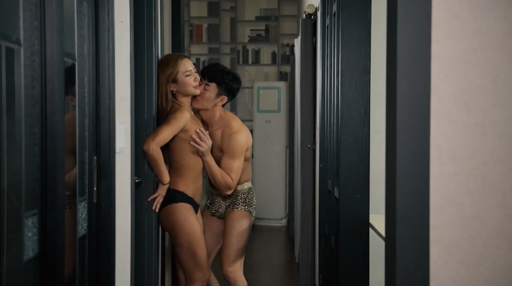 Bí mật sau cánh cửa của bà lão Bí mật sau cánh cửa của bà lão